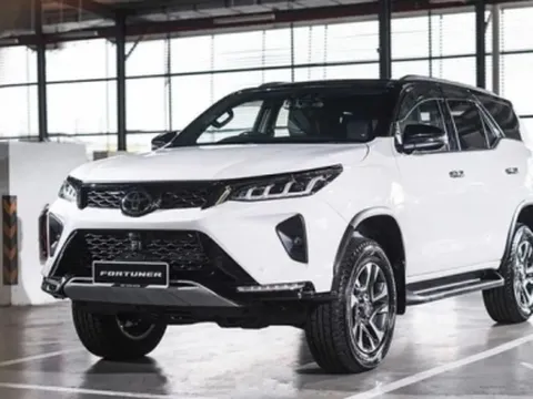 Toyota Fortuner 2023 chốt lịch ra mắt, có bản hybrid đấu Hyundai Santa Fe