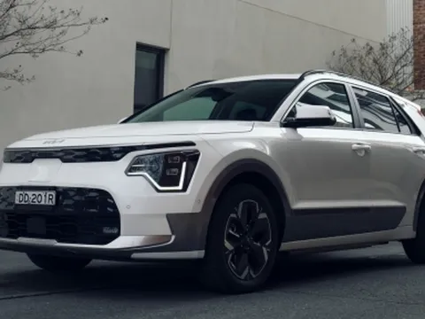 SUV cỡ C của KIA chốt giá từ 706 triệu đồng, có bản thuần điện đấu VinFast VF e34