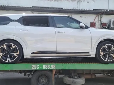 Bắt gặp VinFast VF 9 trên đường đăng kiểm tại Việt Nam