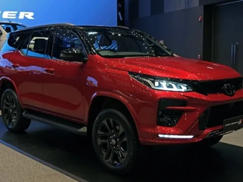 Cận cảnh Toyota Fortuner GR Sport 2022 vừa ra mắt, thiết kế cực ấn tượng