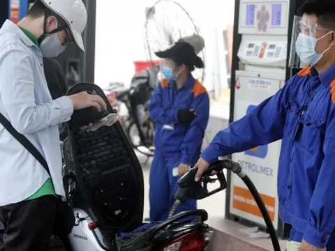 Giá xăng có thể tăng mạnh từ chiều nay sau 5 lần giảm liên tiếp