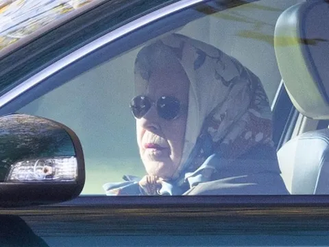 Nữ hoàng Anh Elizabeth II và niềm đam mê xe hơi đáng kinh ngạc