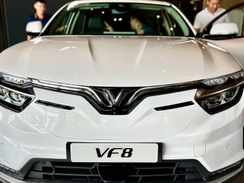 TRỰC TIẾP: VinFast bàn giao lô xe điện VF 8 đến khách hàng Việt