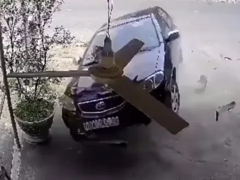 VIDEO: Nữ học viên tập lái ô tô mất lái bay như chim vào nhà dân