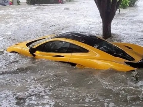 VIDEO: Tiếc “đứt ruột” siêu xe McLaren và Rolls-Royce bị bão cuốn trong vô vọng