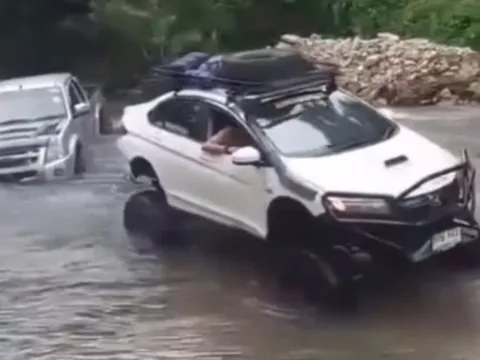 VIDEO: Honda City độ gầm cao, máy dầu trổ tài kéo xe bán tải qua suối
