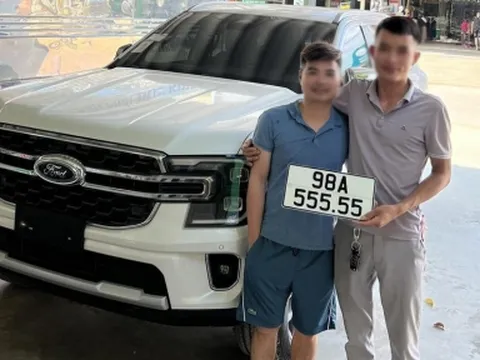 Chấp nhận mua Ford Everest 2022 kèm “lạc”, chủ xe bốc được biển số “ngũ quý 5”