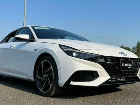 Giá 799 triệu đồng, Hyundai Elantra 2023 vừa ra mắt có gì đấu Mazda 3, Civic?