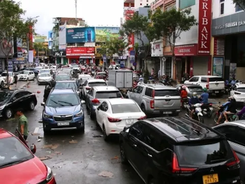 ẢNH/VIDEO: Ô tô, xe máy nằm la liệt trên đường phố Đà Nẵng sau cơn lũ lịch sử