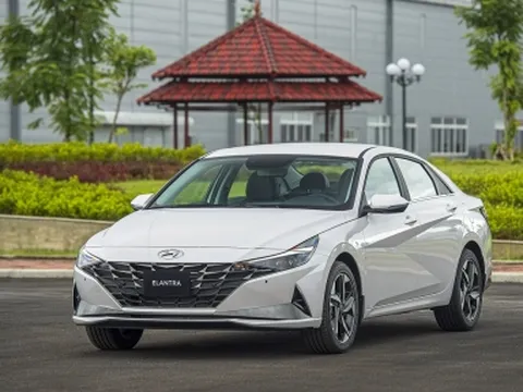 Giá lăn bánh Hyundai Elantra 2023 vừa ra mắt: rẻ hơn cả Mazda 3, Civic và Altis