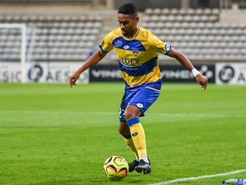 Cầu thủ Việt kiều cùng đồng đội Quang Hải lọt top sao đáng xem ở Ligue 2