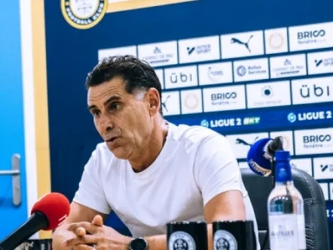 HLV Pau FC công khai bênh vực 'tội đồ' của đội bóng