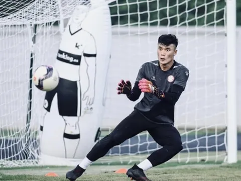 Thủ môn Bùi Tiến Dũng sở hữu thống kê 'cực buồn' tại V-League 2022