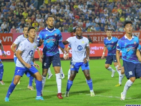 Thắng dễ trước Nam Định, 'PSG Việt Nam' trở lại cuộc đua vô địch