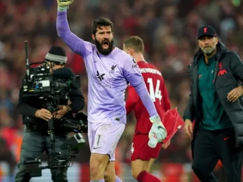 Lập kỷ lục kiến tạo, Alisson Becker dạy Grealish cách chuyền bóng