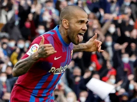 Dani Alves trở lại Camp Nou sau 1 tháng ra đi