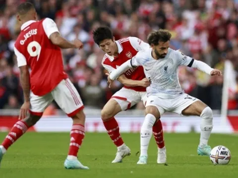 Salah vs Tomiyasu: Khi 'Hoàng tử Ai Cập' nằm gọn trong túi 'chiến binh Samurai xanh'