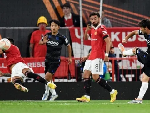 CĐV MU phẫn nộ, gọi quyết định thổi penalty của VAR là 'vụ cướp'