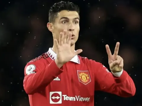 Màn ăn mừng ý nghĩa của Ronaldo sau khi đi vào lịch sử bóng đá thế giới