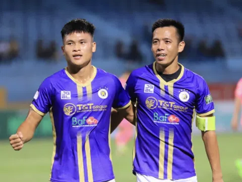 VIDEO: Dàn sao Hà Nội FC bị bủa vây giữa 'biển người' hâm mộ