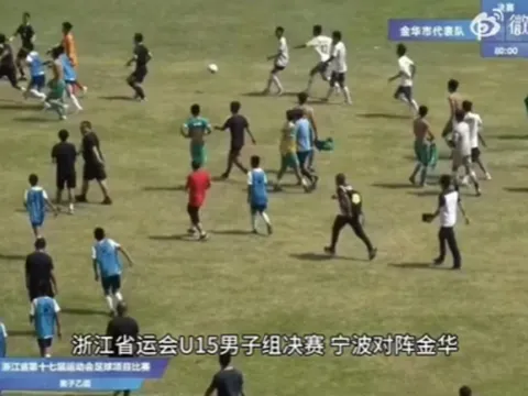 VIDEO: Bóng đá Trung Quốc gặp phải vết nhơ lớn, cầu thủ đuổi đánh trọng tài