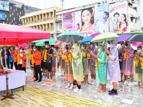 Cầu thủ bóng chuyền Thái Lan đội mưa cầu nguyện trước trận xuất quân