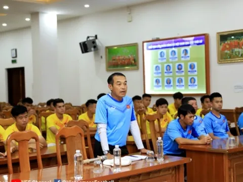 Quyền chủ tịch VFF Trần Quốc Tuấn gặp gỡ và động viên U19 Việt Nam