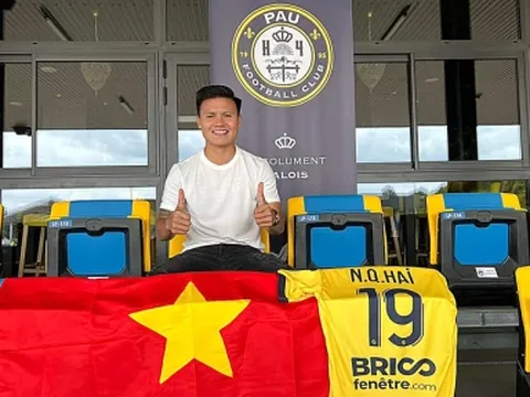 VIDEO: Quang Hải nhận tình cảm đặc biệt từ đội trưởng Pau FC