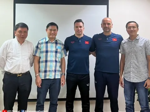 HLV từng vô địch World Cup làm việc với VFF