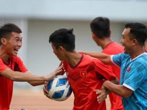 VIDEO: U16 Việt Nam vỡ òa sung sướng khi được Úc 'tặng' vé đi tiếp