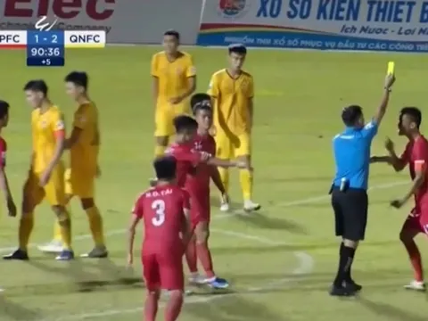 VIDEO: Trọng tài Việt Nam rời sân trên xe cứu thương sau quyết định tranh cãi
