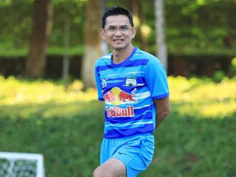 HLV Kiatisak: 'HAGL bám đuổi Hà Nội FC ư? Chỉ là chuyện nói đùa'