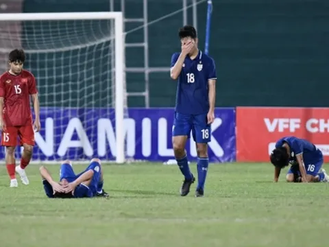 Thua Việt Nam, cầu thủ Thái Lan gục xuống sân khóc như mưa trước nguy cơ bị loại