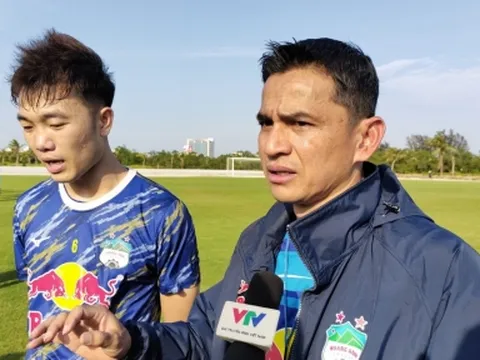 Xuân Trường làm 'trợ lý' HLV Kiatisak, HAGL sẵn sàng cho Cúp Tứ hùng