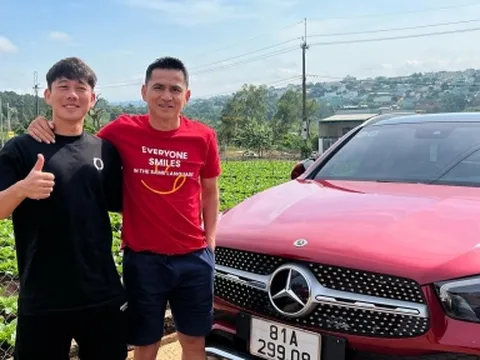 Sao HAGL tậu 'siêu xe', Kiatisak hết lời ca ngợi lòng hiếu thảo