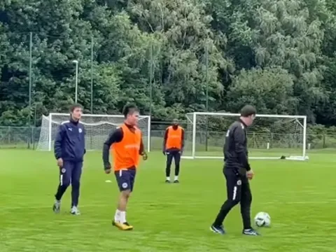 Quang Hải nhận hỗ trợ đặc biệt ở buổi tập tại Pau FC
