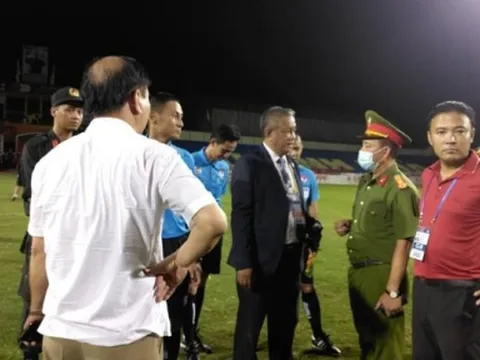 Trọng tài V-League mắc sai lầm, cần cảnh sát hộ tống rời sân