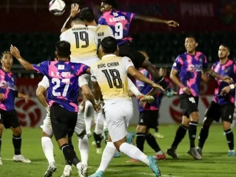 VIDEO: Cầu thủ Việt Nam hóa Maradona ghi bàn 'bằng tay' tại V-League