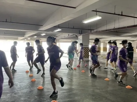 Gặp sự cố 'từ trên trời rơi xuống', ĐT nữ Việt Nam phải tập ở bãi gửi xe