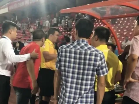 CĐV 'phun mưa' vào trọng tài, CLB Hải Phòng sắp nhận án phạt nặng?