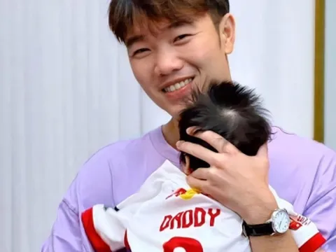 Xuân Trường lần đầu khoe con gái, CĐV 'đổ gục' vì quá dễ thương