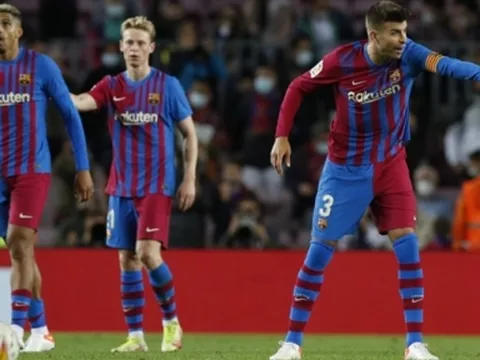 Barcelona đối diện nguy cơ sụp đổ đội bóng vì 'vung tay quá trán'
