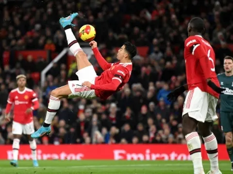 Ronaldo xuất chiến, MU hủy diệt 'đội bóng tí hon' để lấy lại danh dự