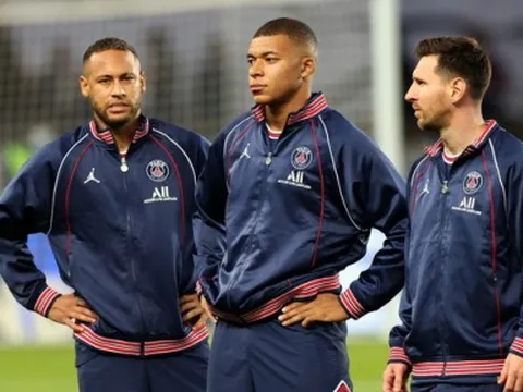 PSG bất lực nhìn Mbappe đuổi cả Neymar và Messi 'ra đường'