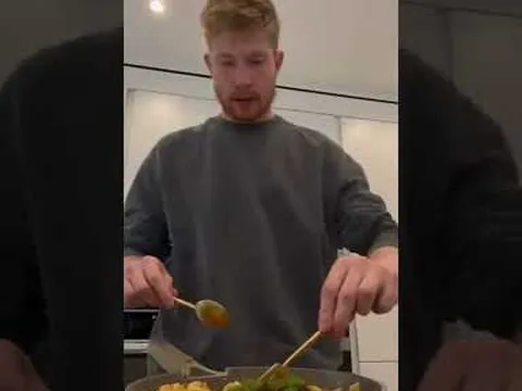VIDEO: Vợ đi vắng, De Bruyne trổ tài nấu ăn 'đỉnh như kiến tạo' trên sân cỏ
