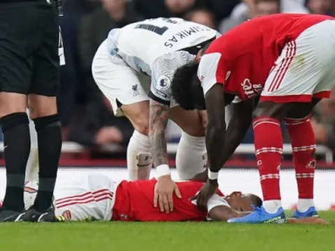 Jesus mất ý thức, đổ gục xuống sân nằm bất tỉnh trong trận đấu với Liverpool
