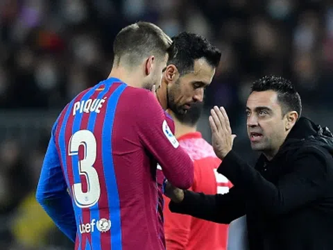 Xavi mạnh tay trừng phạt, Pique hết cửa ở lại Barca