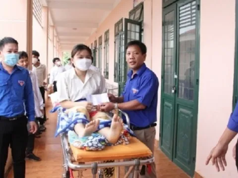 Nghị lực của nữ sinh Bình Phước đến điểm thi bằng xe cứu thương
