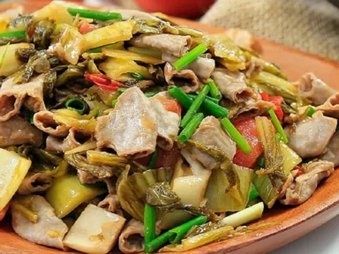 Hướng dẫn cách nấu món lòng xào dưa ngon, đưa cơm ai cũng làm được