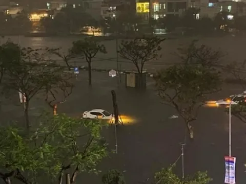 Đà Nẵng mưa lớn, người dân hối hả chạy lũ xuyên đêm